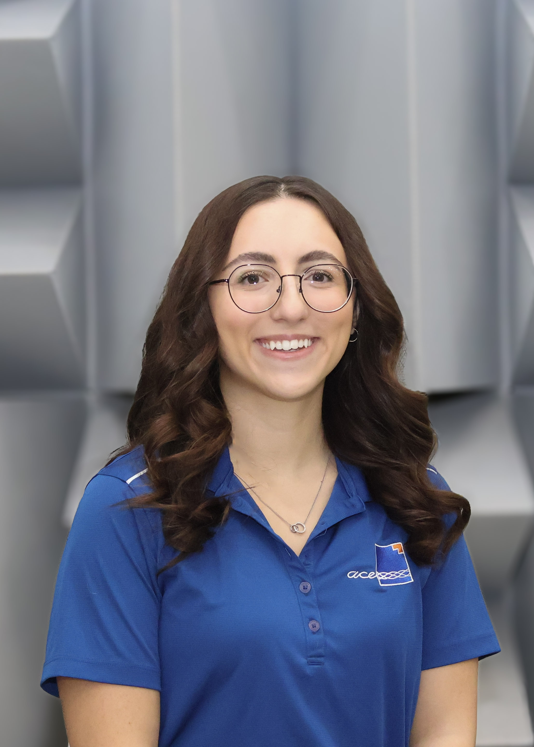 Izzy Cossarin headshot.